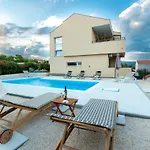 Donna Villa Pridraga