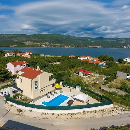 Donna Villa Pridraga